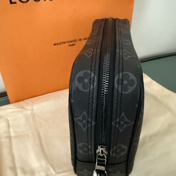 Louis Vuitton - Picture 4 of 8